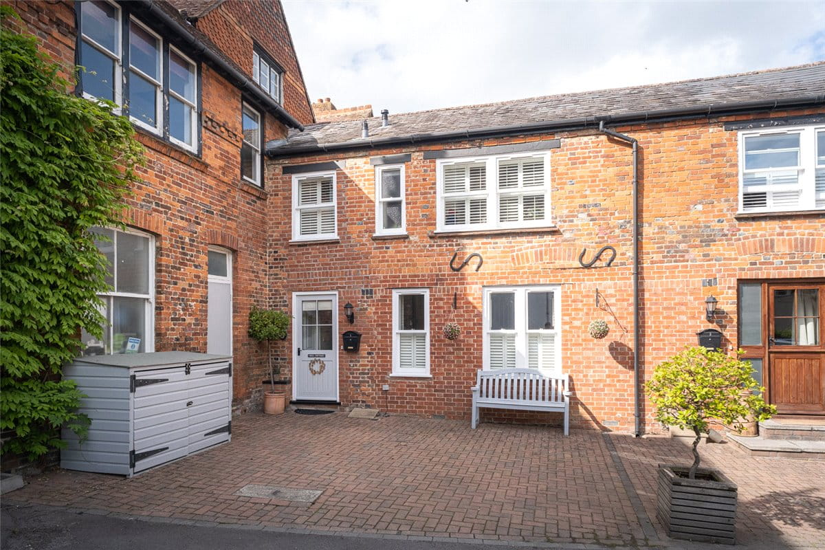 2 bedroom cottage, High Street, Marlborough SN8