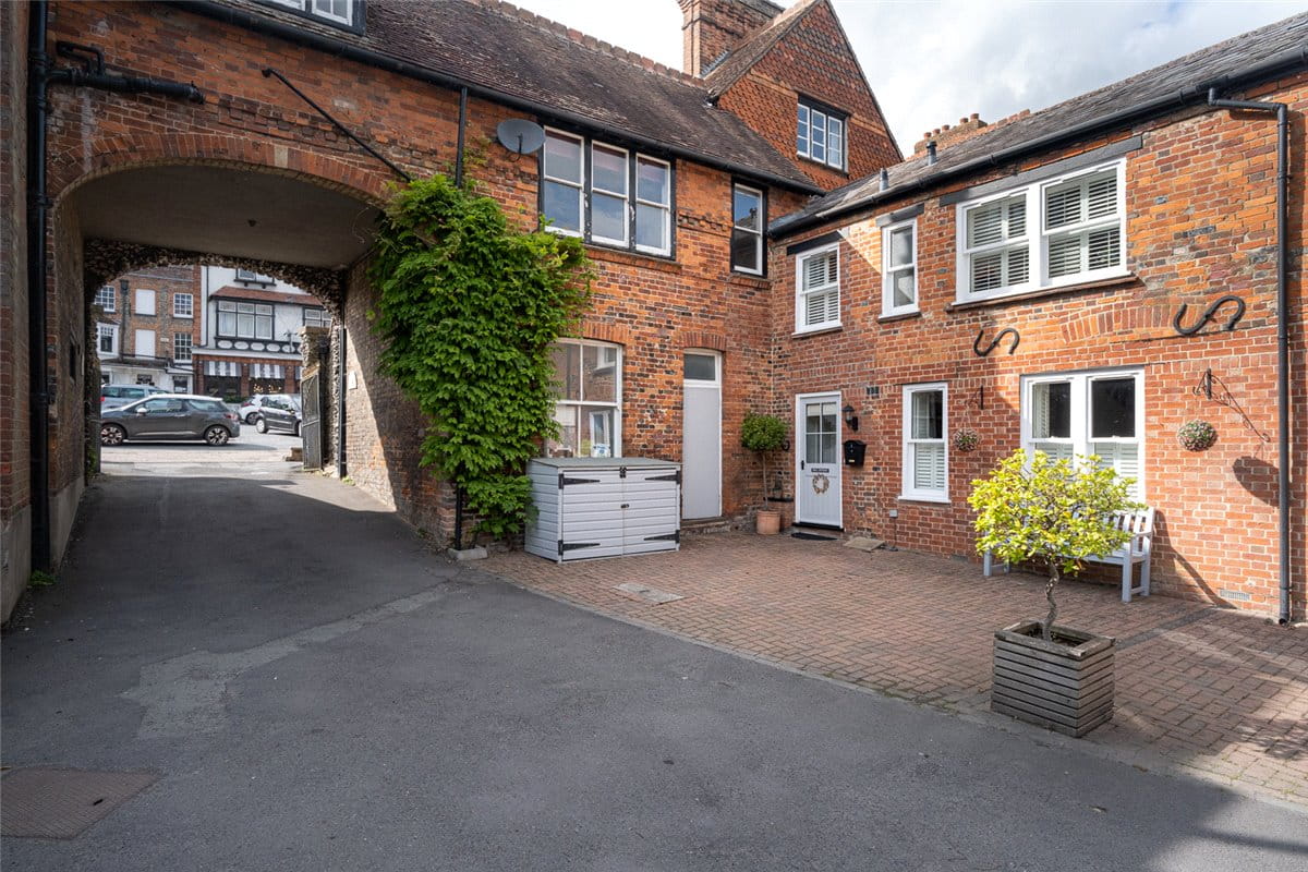 2 bedroom cottage, High Street, Marlborough SN8