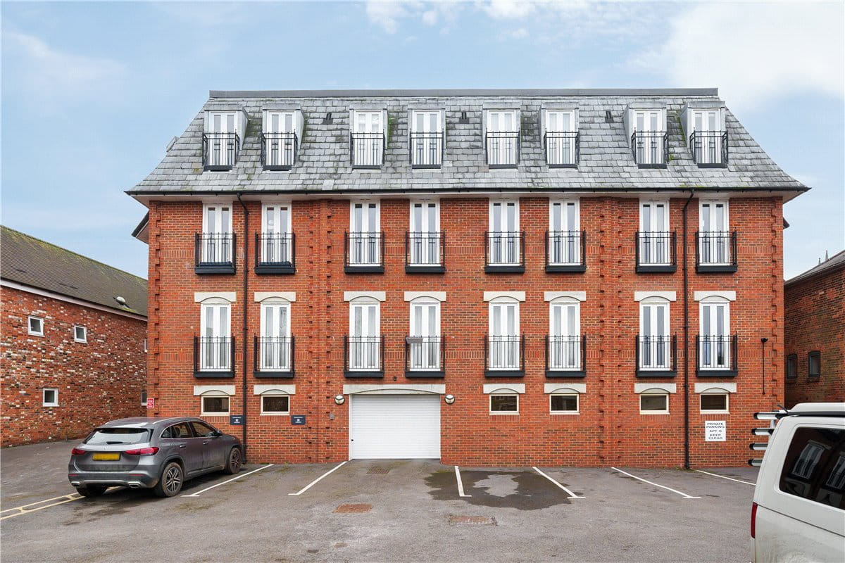 2 bedroom flat, High Street, Marlborough SN8