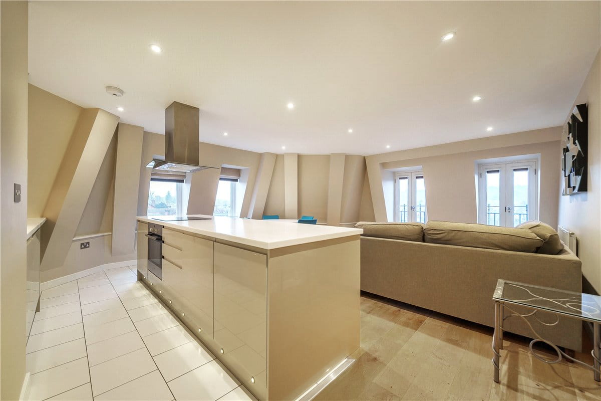 2 bedroom flat, High Street, Marlborough SN8