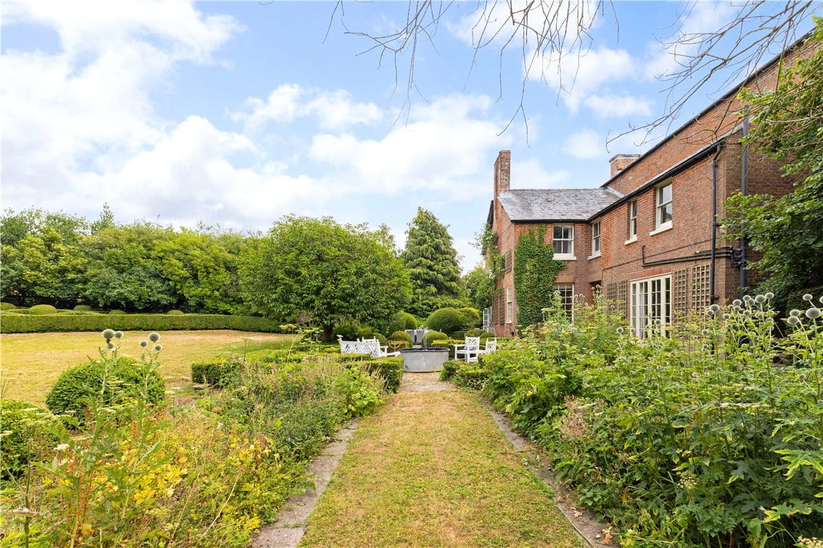 5 bedroom house, West Kennett, Marlborough SN8 - Available