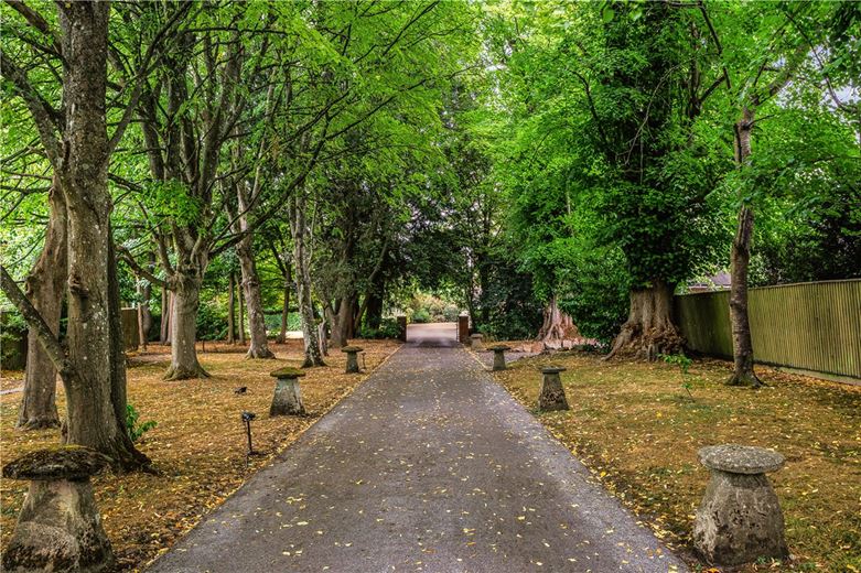 8 bedroom house, Hodson Road, Chiseldon SN4 - Available