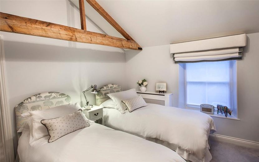 3 bedroom house, High Street, Marlborough SN8 - Available