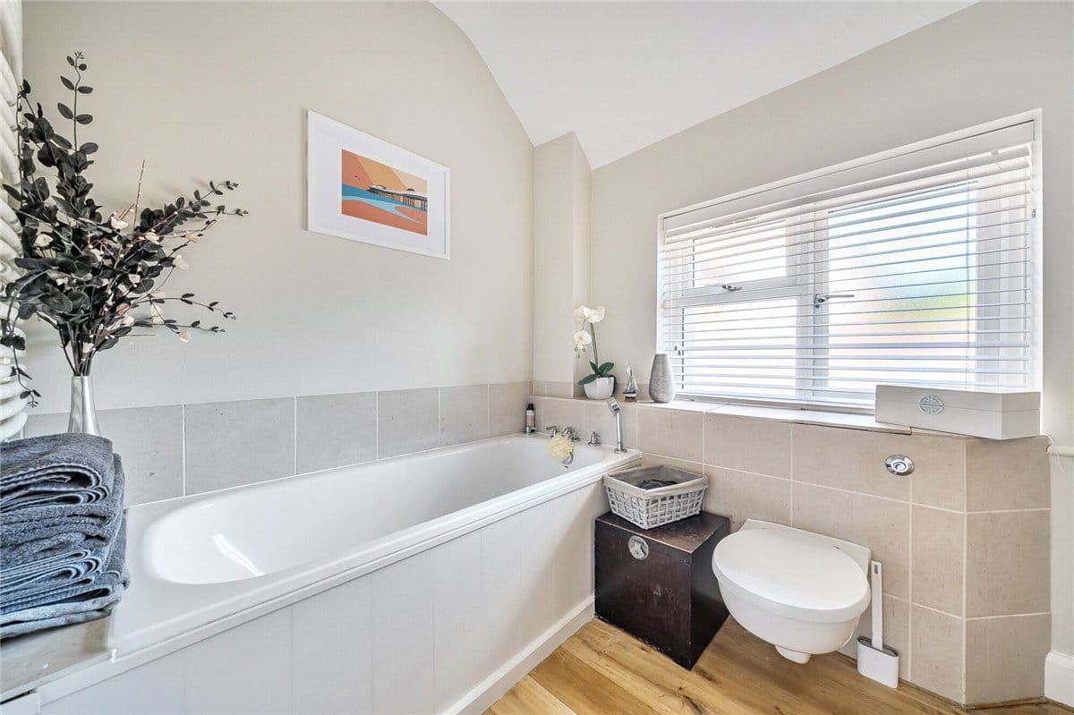 5 bedroom house, Leaze Road, Marlborough SN8 - Available