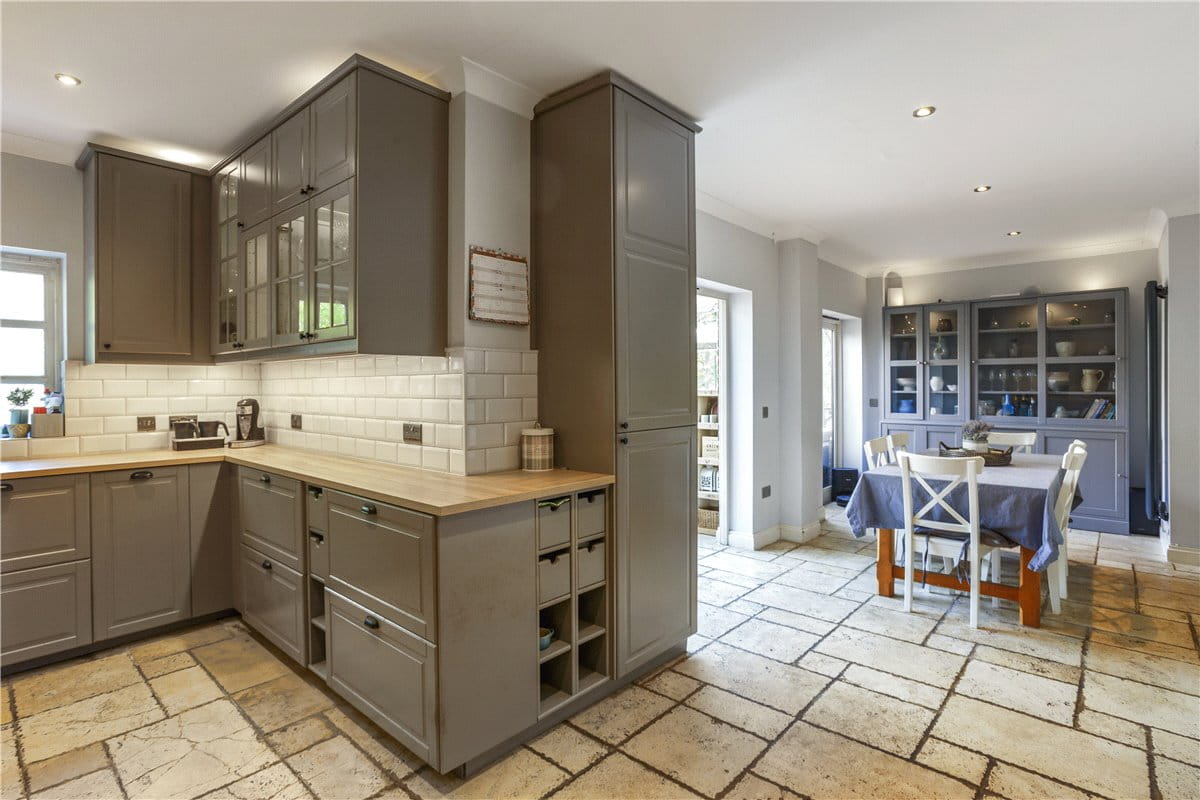 6 bedroom house, Kelham Gardens, Marlborough SN8 - Available