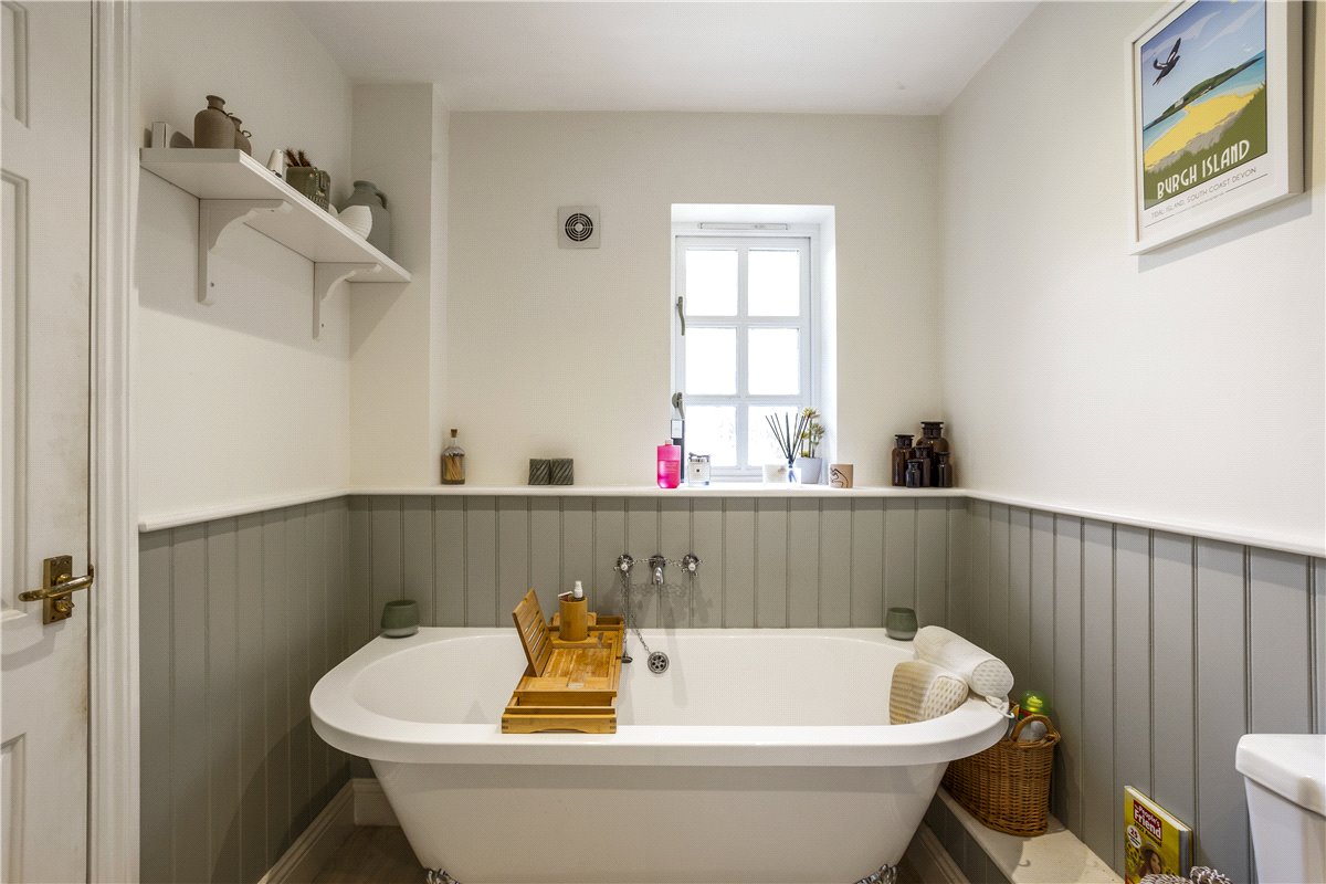 6 bedroom house, Kelham Gardens, Marlborough SN8 - Available