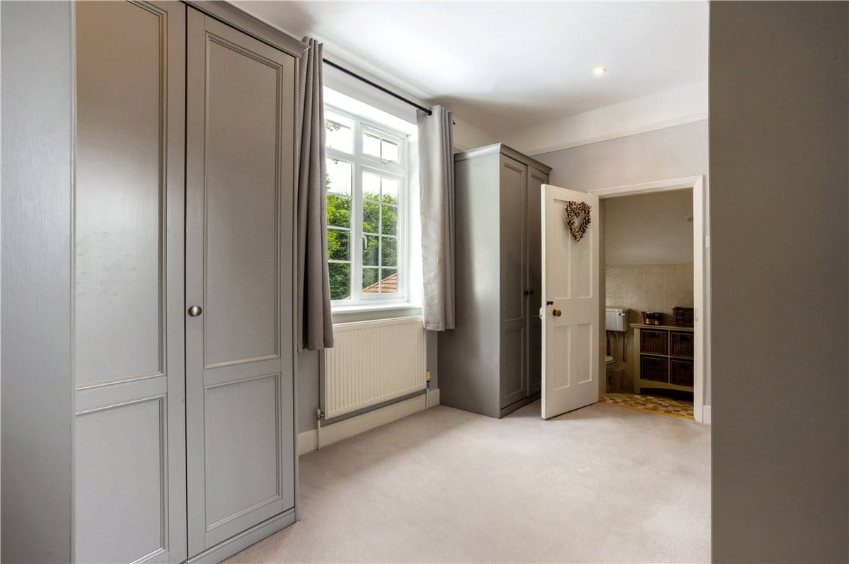 6 bedroom house, Bath Road, Marlborough SN8 - Available