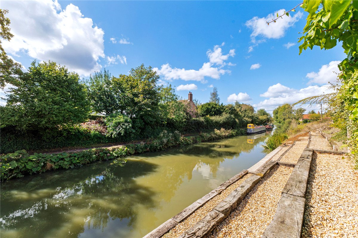 4 bedroom house, Honeystreet, Pewsey SN9 - Available