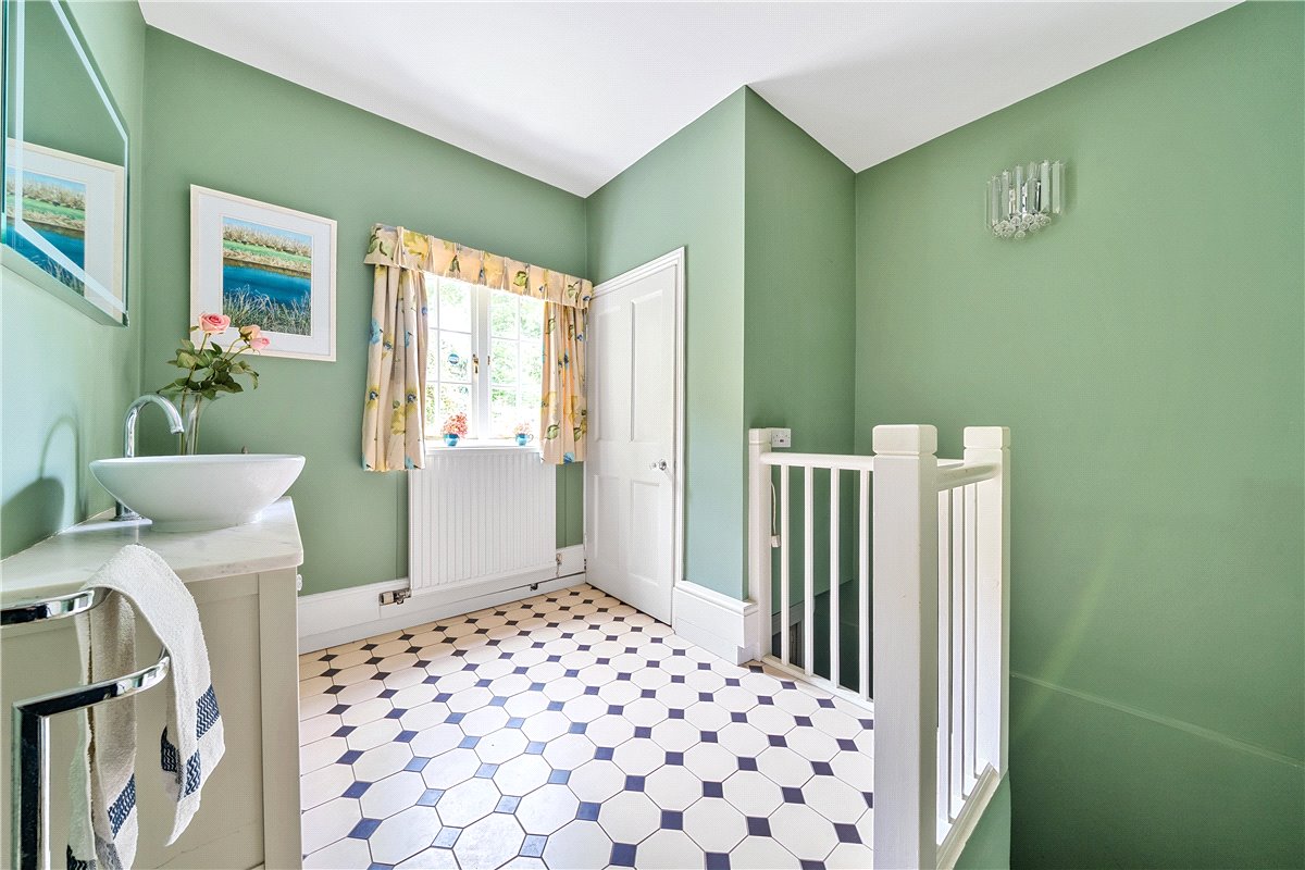 6 bedroom house, Westbrook, Bromham SN15 - Available