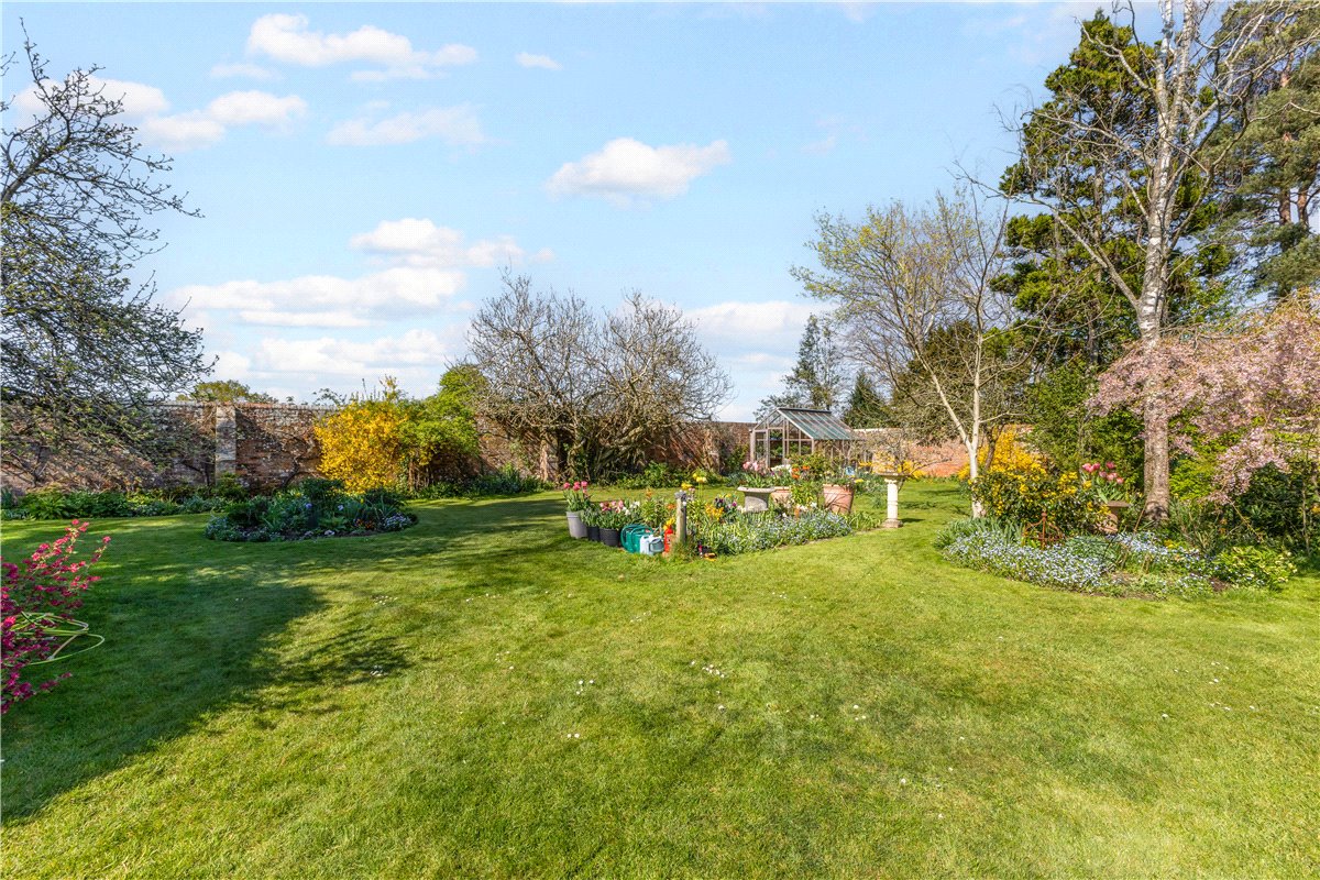 6 bedroom house, Westbrook, Bromham SN15 - Available