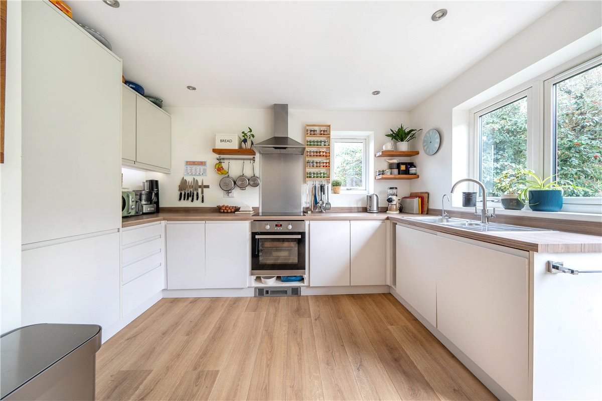 4 bedroom house, Ducks Meadow, Marlborough SN8 - Available