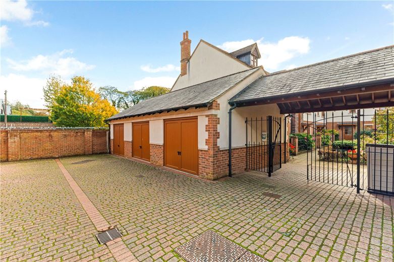 4 bedroom house, Cromwell Court, Marlborough SN8 - Available