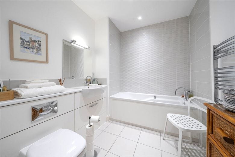 2 bedroom flat, Priory Court, Marlborough SN8 - Available