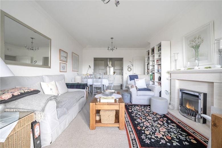 2 bedroom flat, Priory Court, Marlborough SN8 - Available