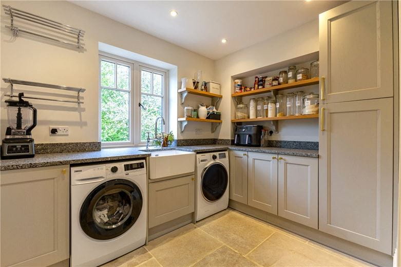 5 bedroom house, The Fairway, Devizes SN10 - Available
