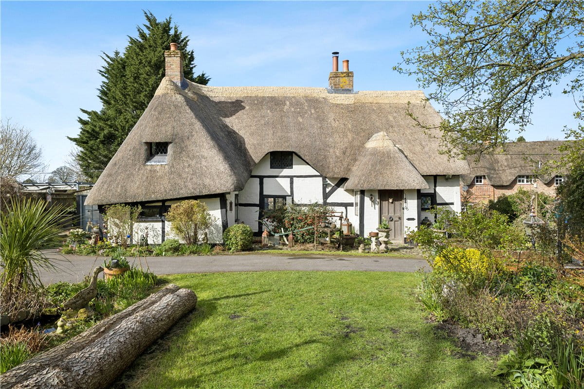 3 bedroom cottage, High Street, Burbage SN8 - Available