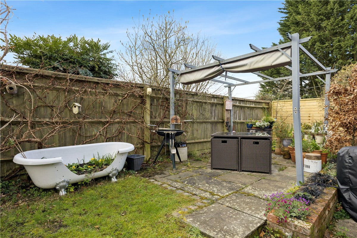 3 bedroom cottage, High Street, Burbage SN8 - Available