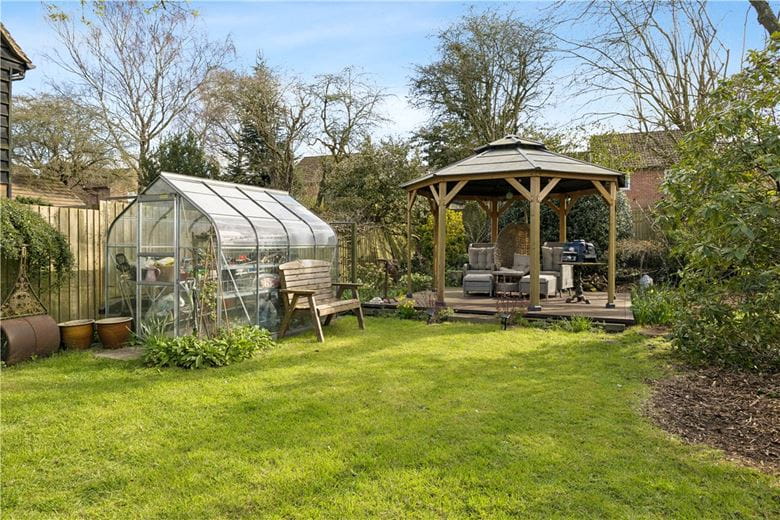 3 bedroom cottage, High Street, Burbage SN8 - Available