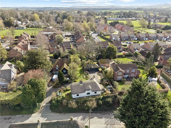 3 bedroom cottage, High Street, Burbage SN8 - Available