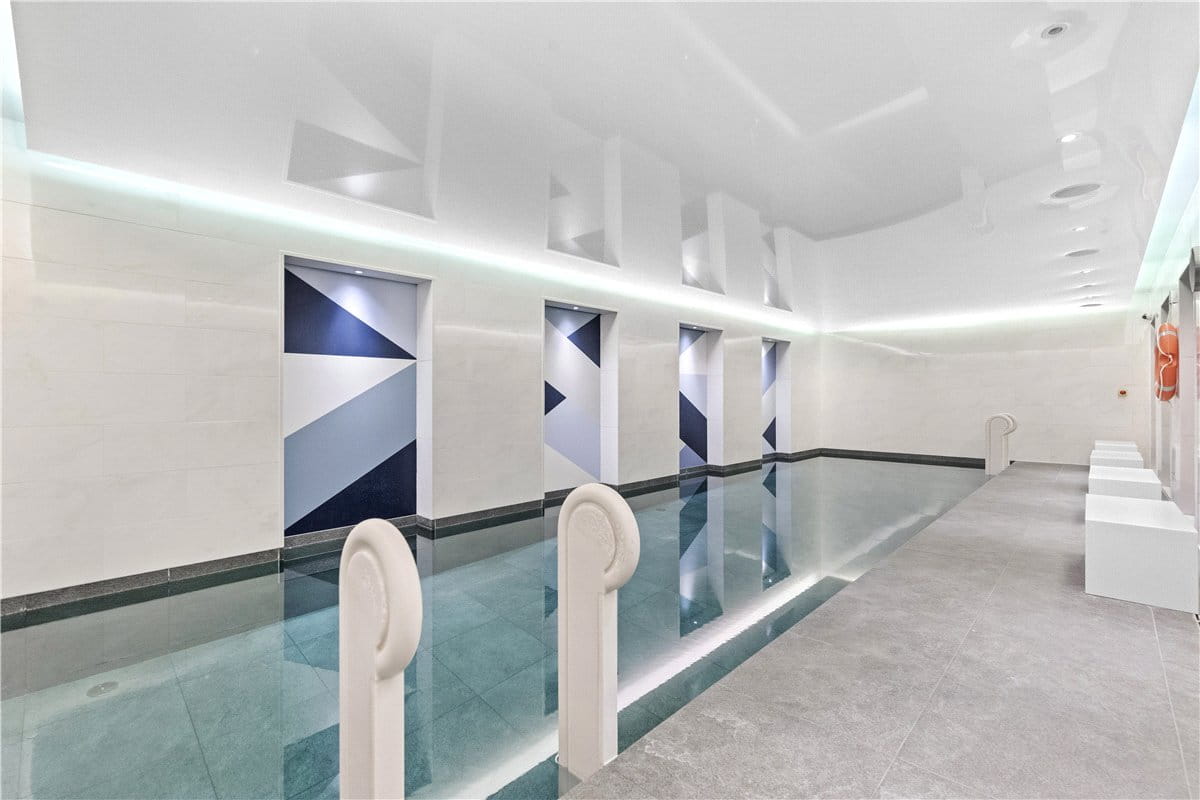 4 bedroom flat, Chelsea Manor Street, Chelsea SW3 - Available