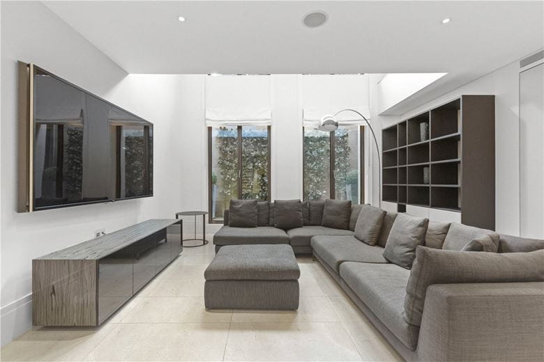 4 bedroom flat, Chelsea Manor Street, Chelsea SW3 - Available