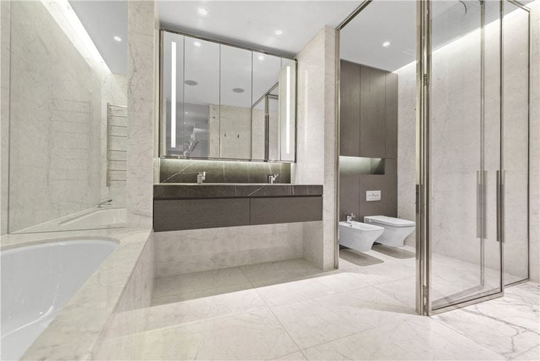 4 bedroom flat, Chelsea Manor Street, Chelsea SW3 - Available