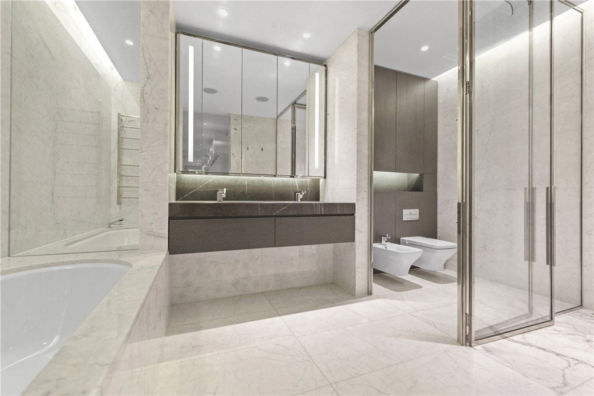 4 bedroom flat, Chelsea Manor Street, Chelsea SW3 - Available