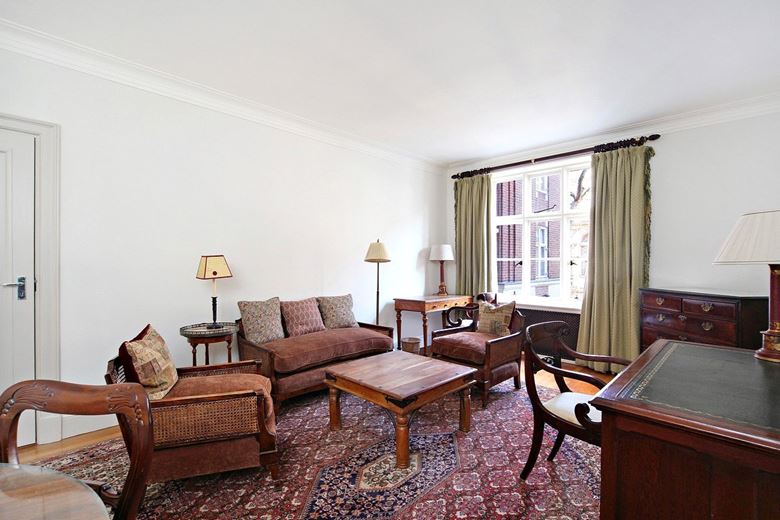 1 bedroom flat, Chesterfield House, Chesterfield Gardens W1J - Available