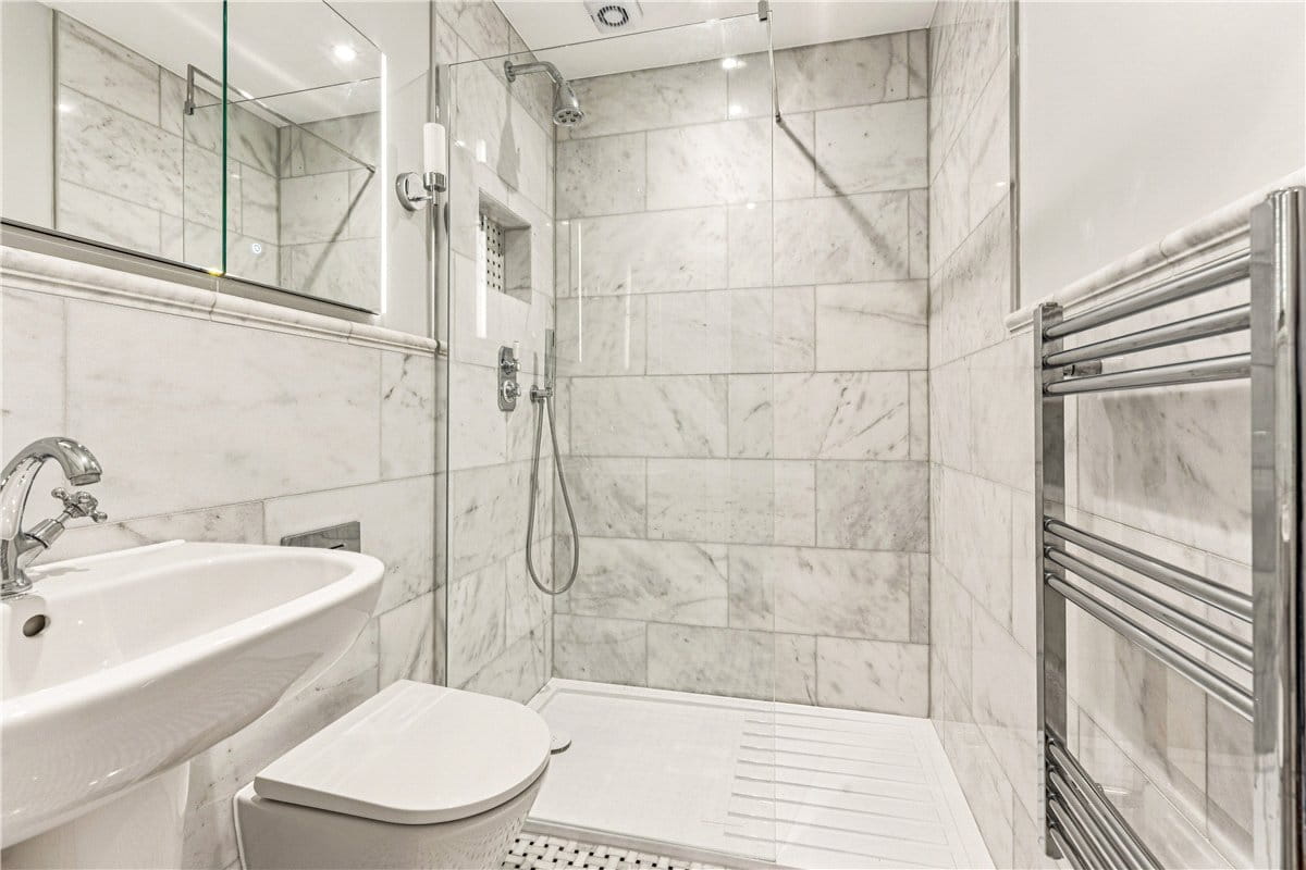 2 bedroom flat, Warwick Square, London SW1V - Available