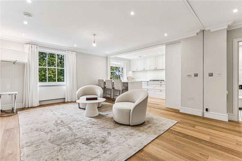 2 bedroom flat, Warwick Square, London SW1V - Available