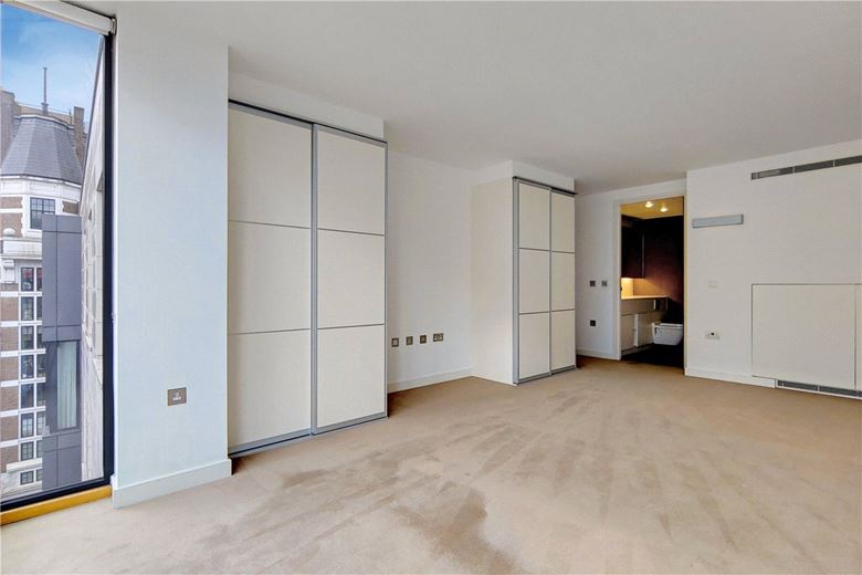3 bedroom flat, Bolsover Street, Fitzrovia W1W - Available