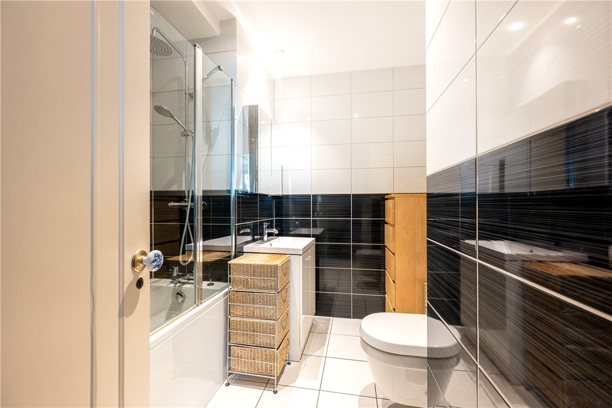 2 bedroom flat, Hallam Street, London W1W - Available