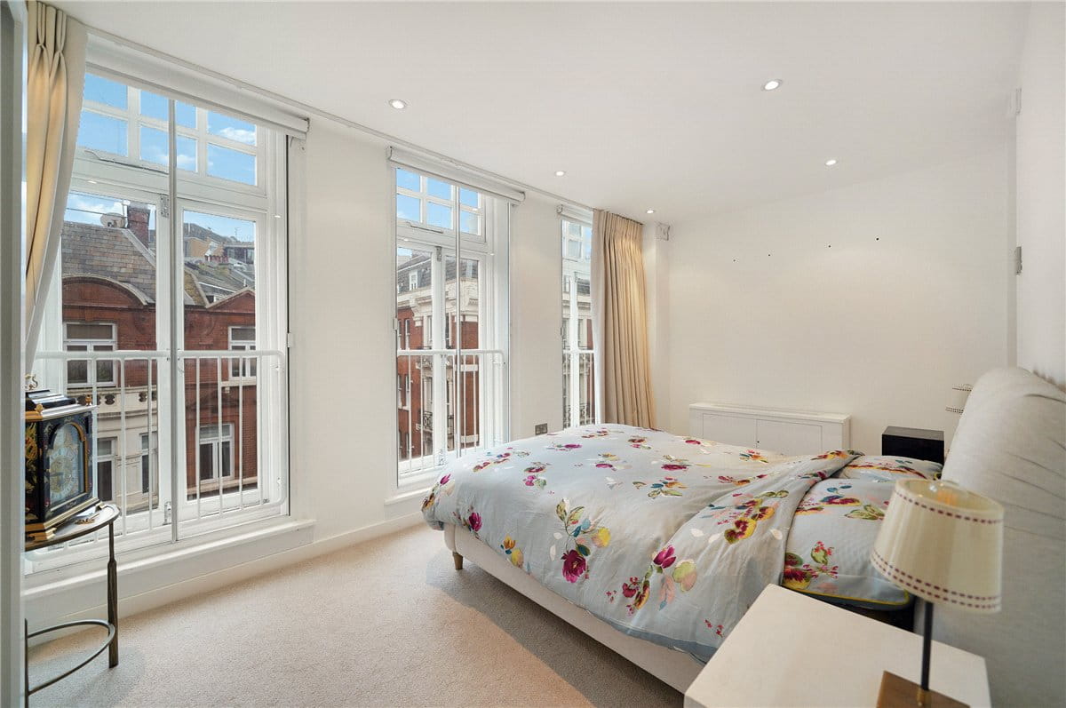 1 bedroom flat, Maddox Street, London W1S - Available