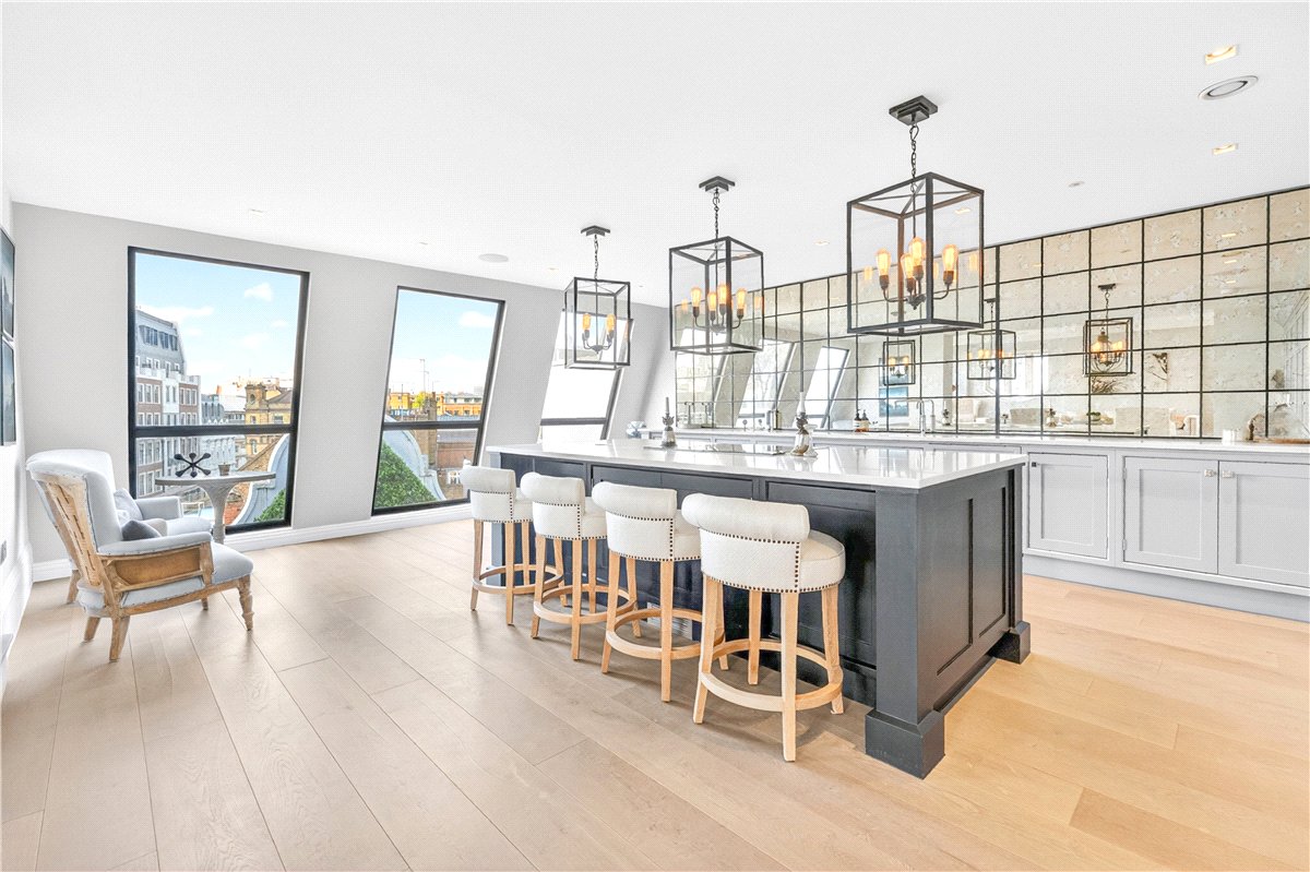 3 bedroom flat, Tavistock Street, London WC2E - Available