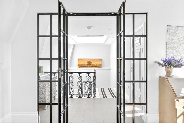 3 bedroom flat, Tavistock Street, London WC2E - Available
