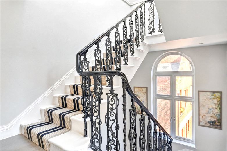 3 bedroom flat, Tavistock Street, London WC2E - Available