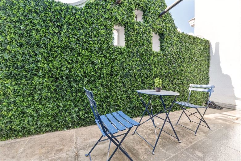 3 bedroom flat, Tavistock Street, London WC2E - Available