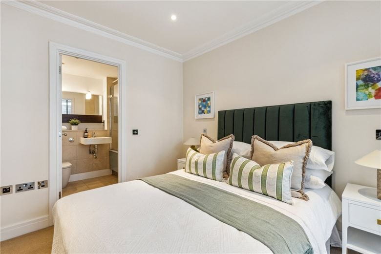 2 bedroom flat, Tavistock Street, Covent Garden WC2E - Sold