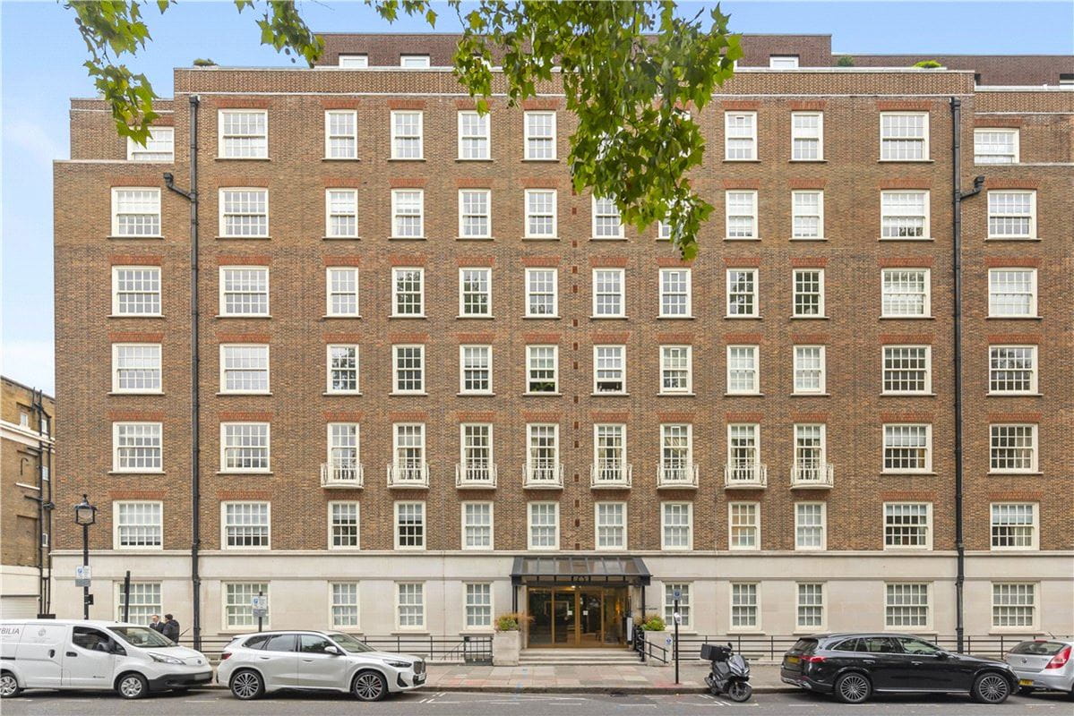 2 bedroom flat, Lowndes Square, Belgravia SW1X - Available