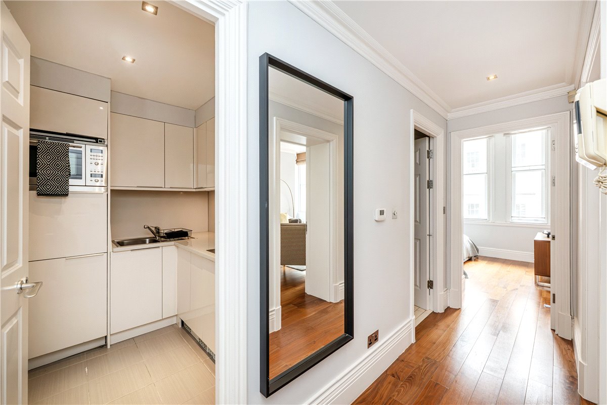 1 bedroom flat, Pall Mall, St James`s SW1Y