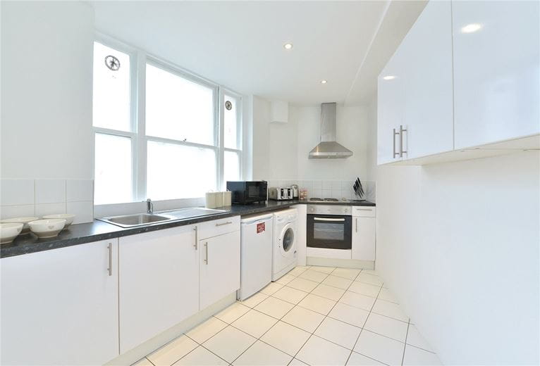 2 bedroom flat, Hill Street, Mayfair W1J - Available