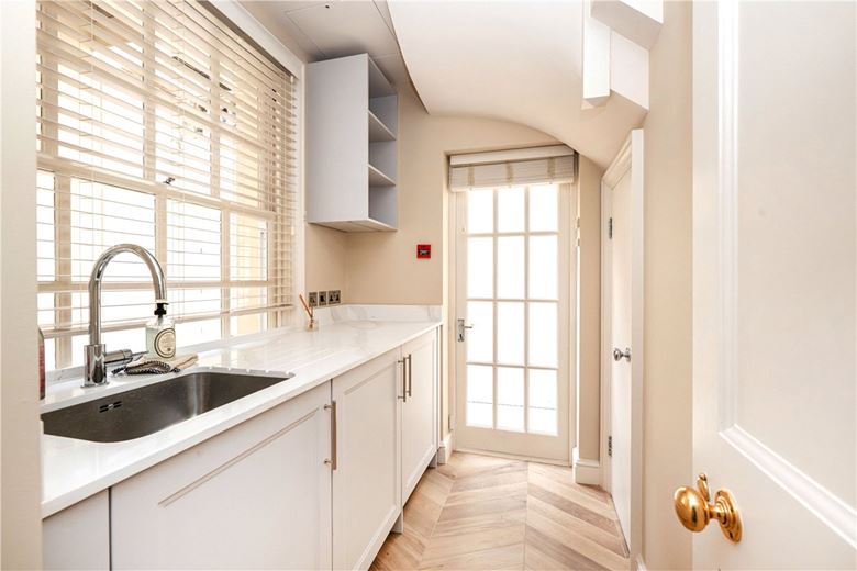 3 bedroom house, Woods Mews, Mayfair W1K - Available