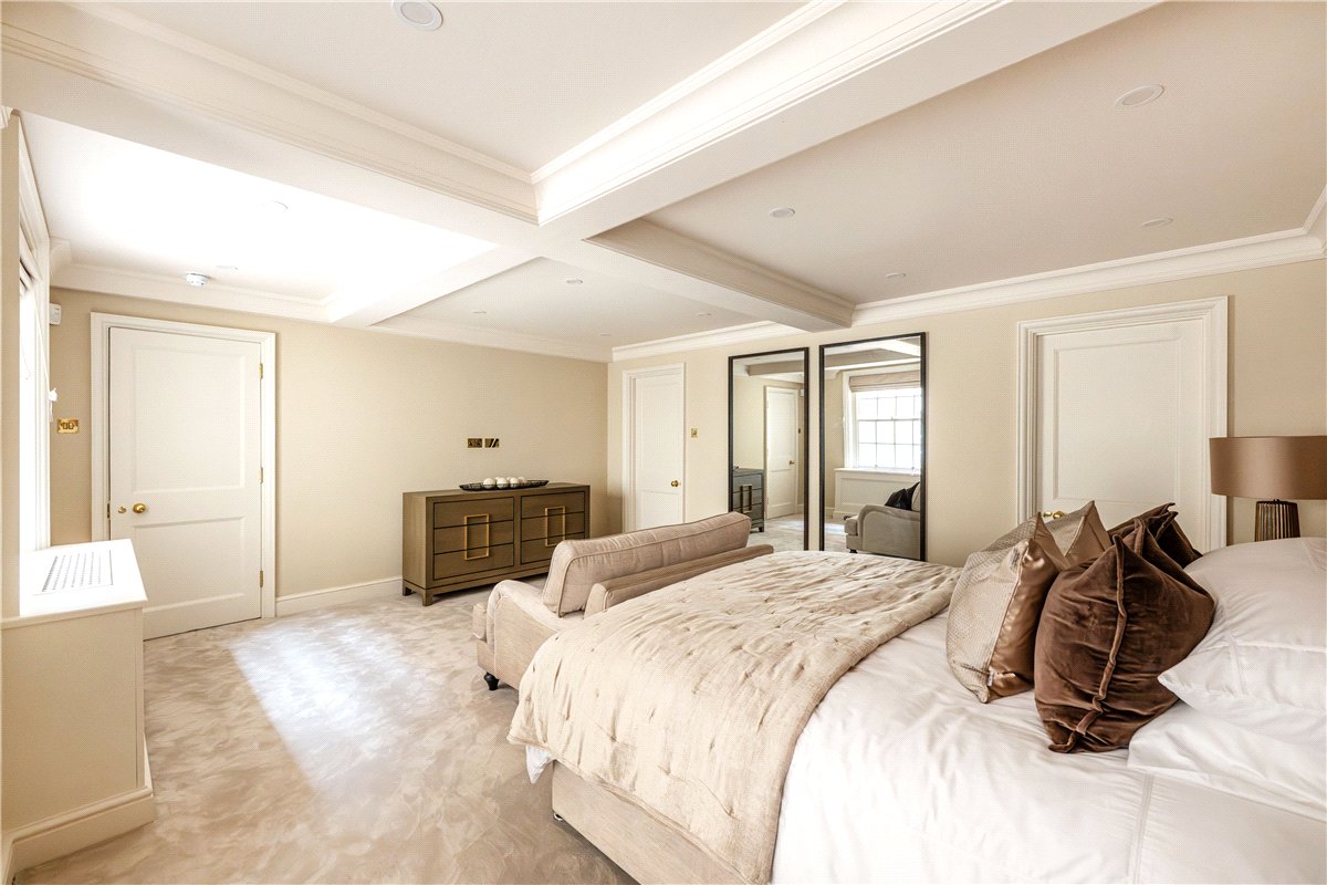3 bedroom house, Woods Mews, Mayfair W1K - Available