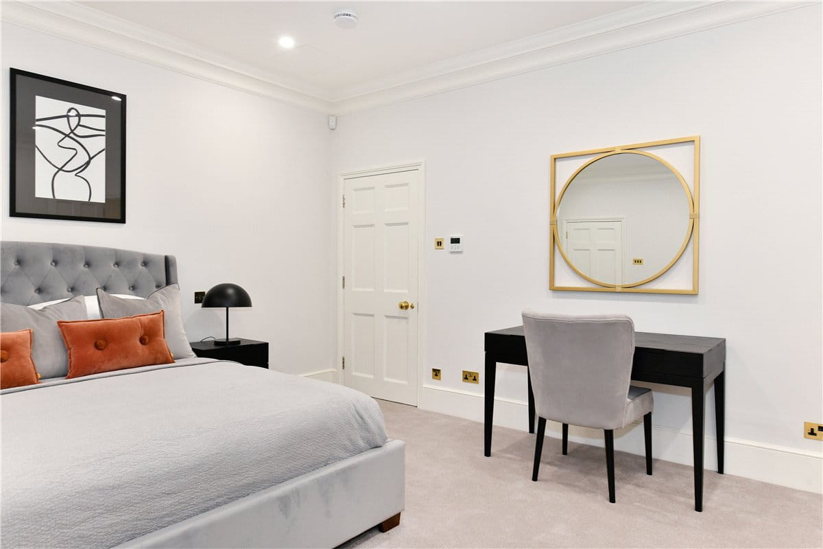2 bedroom flat, Park Street, Mayfair W1K - Available