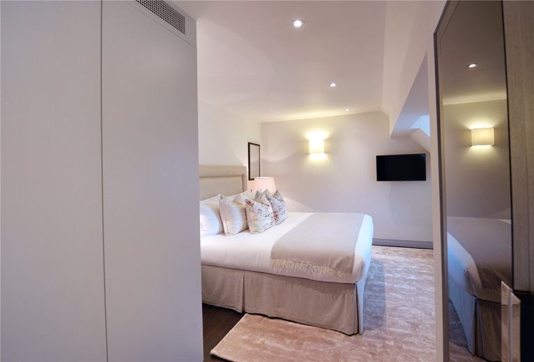 2 bedroom flat, Duke Street, Mayfair W1K - Available