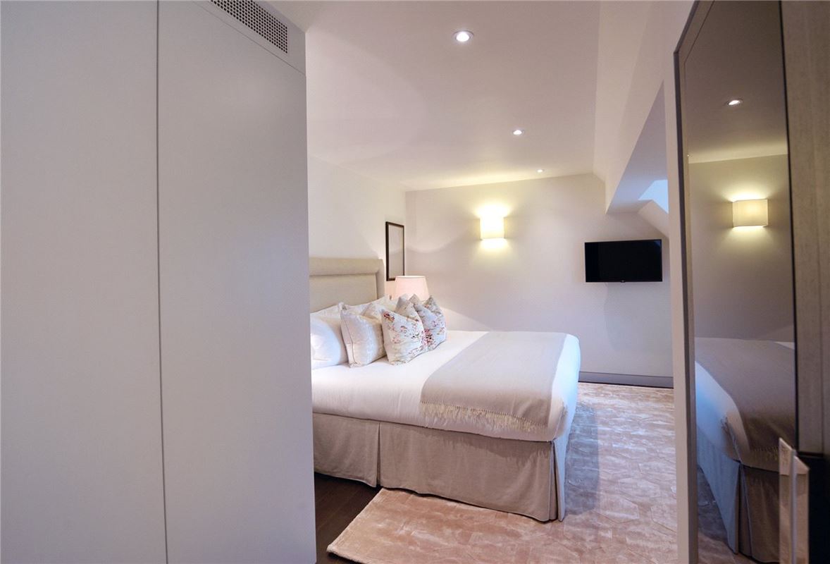 2 bedroom flat, Duke Street, Mayfair W1K - Available