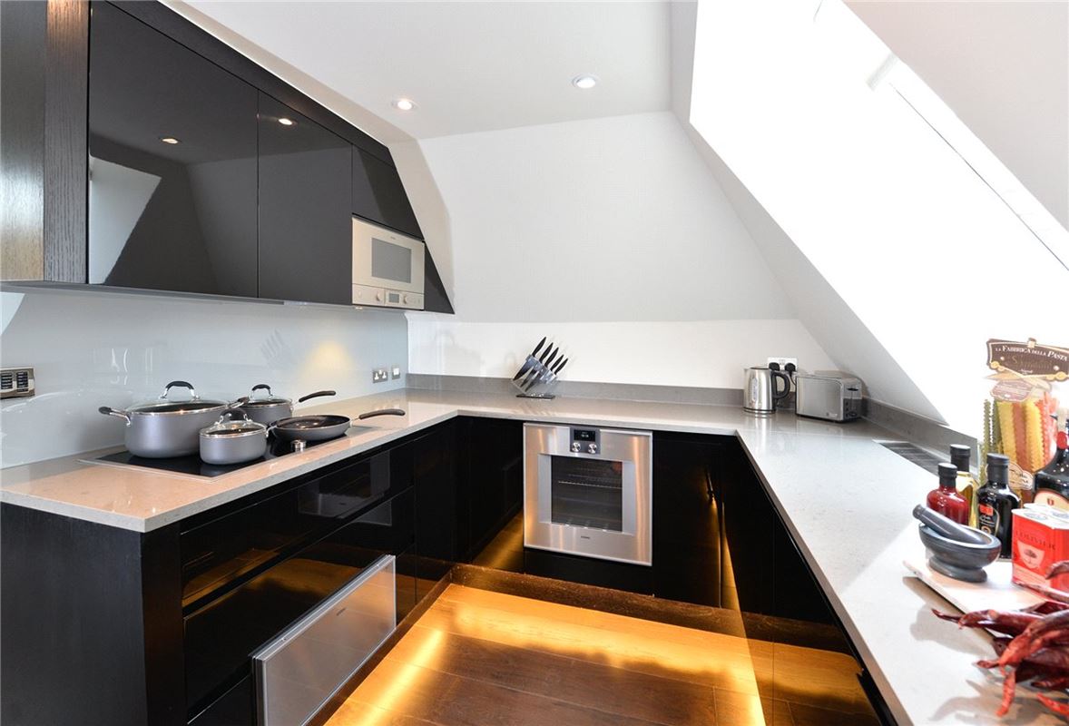 2 bedroom flat, Duke Street, Mayfair W1K - Available