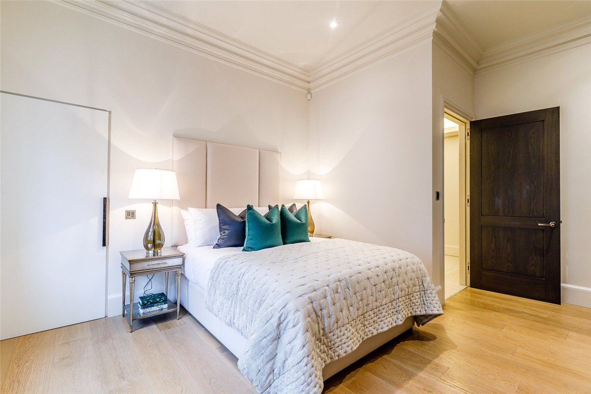 3 bedroom flat, Duke Street, Mayfair W1K - Available