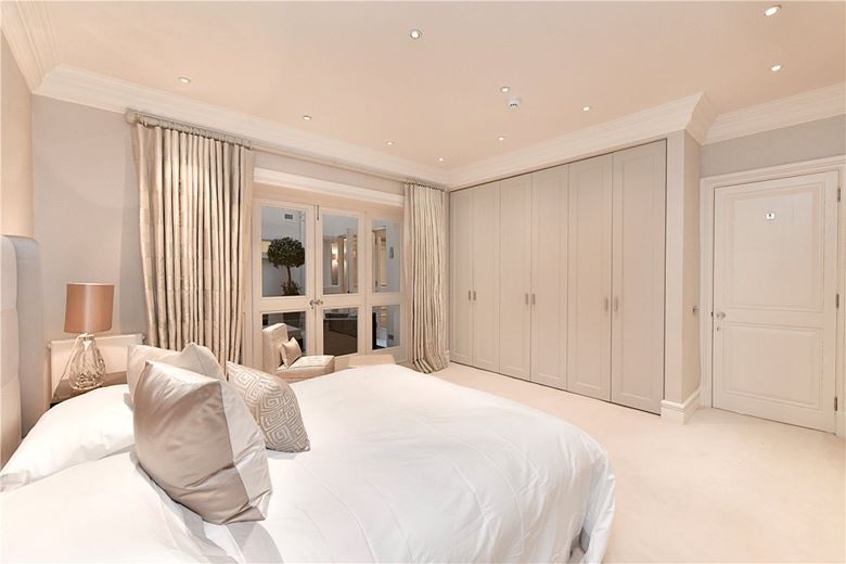 4 bedroom flat, Upper Grosvenor Street, Mayfair W1K - Available