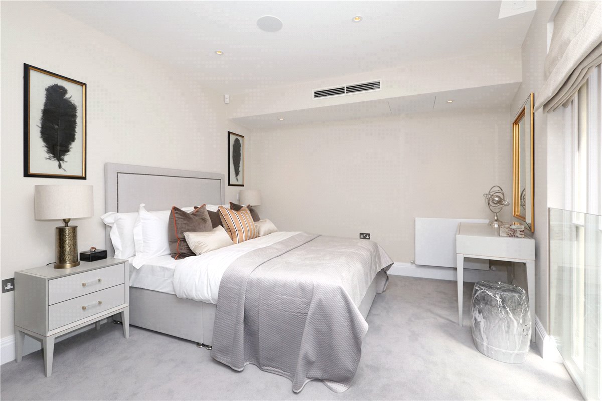 2 bedroom flat, Bell Yard, Strand WC2A - Available
